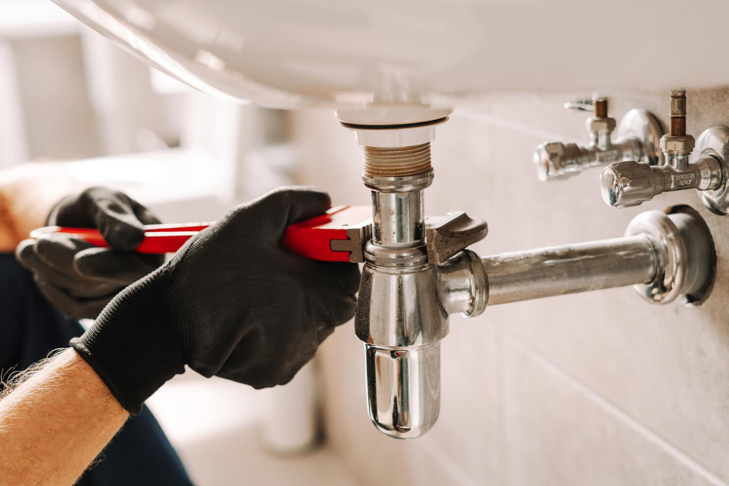 Plumbing leaks technician
